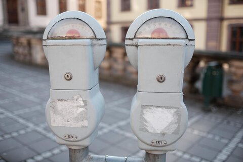 Zwei nebeneinander stehende Parkuhren