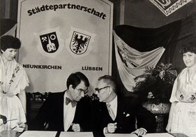 Im November 1986 wird im Lübbener Schloss die zweite innerdeutsche Städtepartnerschaft unterzeichnet., Foto: Werner Lehmann, Lizenz: Sammlung Museum Schloss Lübben - Sammlung Museum Schloss Lübben Im November 1986 wird im Lübbener Schloss die zweite innerdeutsche Städtepartnerschaft unterzeichnet., Foto: Werner Lehmann, Lizenz: Sammlung Museum Schloss Lübben