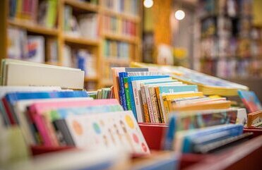 Bibliotheksregale mit Büchern.