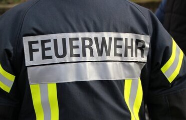 EIne Jacke mit dem Rückenschriftzug Feuerwehr.