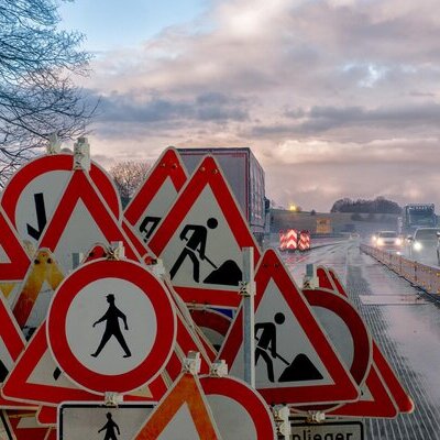 Straßenbaustelle mit sehr vielen Baustellenschilder