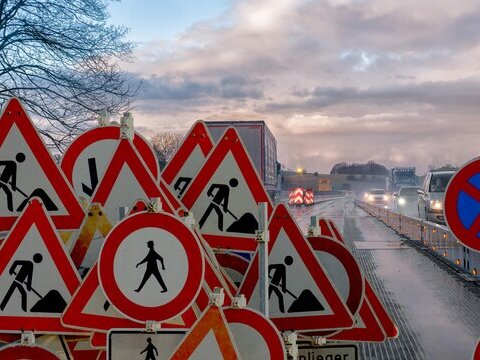 Straßenbaustelle mit sehr vielen Baustellenschilder