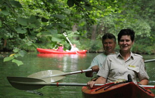 Mit Rangerin Sibylle Lohmann unterwegs im Fließlabyrinth des Spreewaldes, Foto: Carolin von Prondzinsky, Lizenz: NaturSchutzFonds Brandenburg