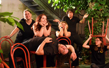 Das Ensemble von ImproPur posierend im Innenhof, Foto: TheaterLoge Luckau, Lizenz: TheaterLoge Luckau