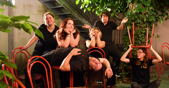 Das Ensemble von ImproPur posierend im Innenhof, Foto: TheaterLoge Luckau, Lizenz: TheaterLoge Luckau - TheaterLoge Luckau Das Ensemble von ImproPur posierend im Innenhof, Foto: TheaterLoge Luckau, Lizenz: TheaterLoge Luckau