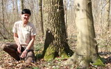 Rangerin Sibylle Lohmann führt durch den aus dem Winterschlaf erwachenden Buchenhain, Foto: Carolin von Prondzinsky, Lizenz: Naturschutzfonds Brandenburg
